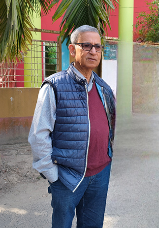 ইকুরকুড়ি নিজ বাড়ির সামনে ড. জাকারিয়া