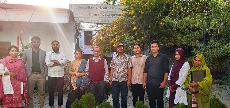 রহিমা বনিজ স্বাস্থ্য কেন্দ্রের ভিতর  ডা. জাকারিয়া, ডা. হা&zwnj;সিন অনুপমা আজাহারি, লেখকসহ অন্যান্য