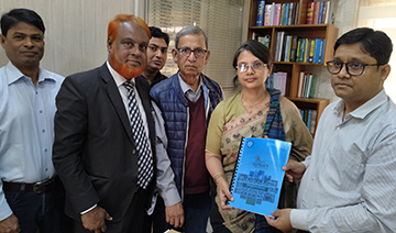 নওগাঁর ভারপ্রাপ্ত জেলাপ্রশাসকের কাছে তুলসী গঙ্গা ম্যাগাজিন হস্থান্তর করছেন, ড. জাকারিয়া ও ডা. হাসিন অনুপমা আজাহারী