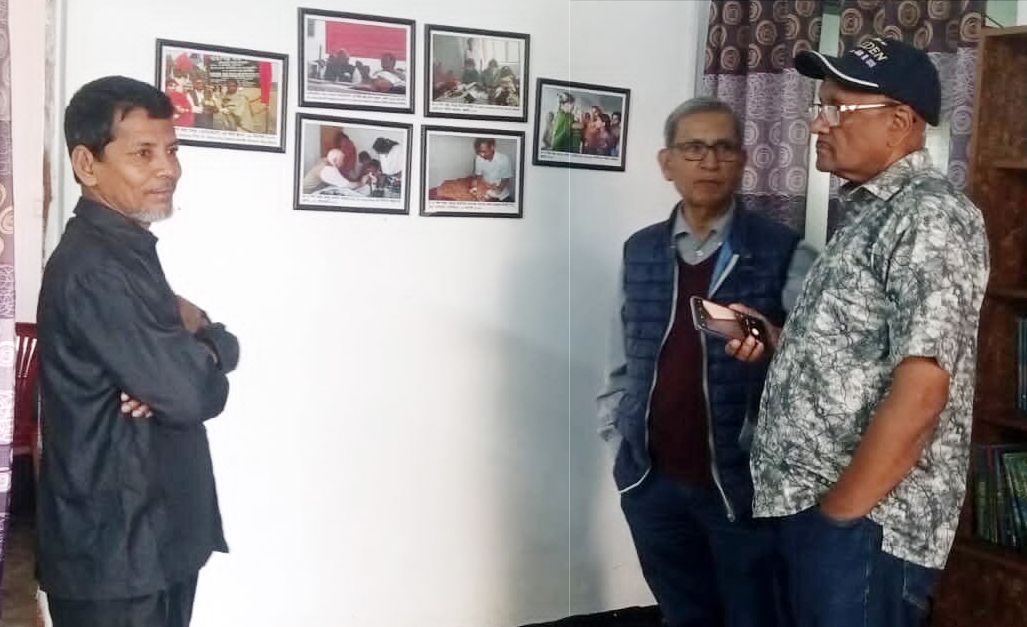 কেন্দ্রের ভিতর লেখককে বিভিন্ন কক্ষ দেখাচ্ছেন ড. গোলাম আবু জাকারিয়া। সাথে আছেন গ্রাম ডাক্তার মো. আলমগীর কবি