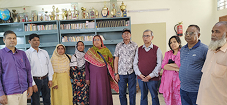 ইকুরকুড়ি হাইস্কুলের লাইব্রেরিতে ড. জাকারিয়া, লেখকসহ অন্য শিক্ষকবৃন্দ